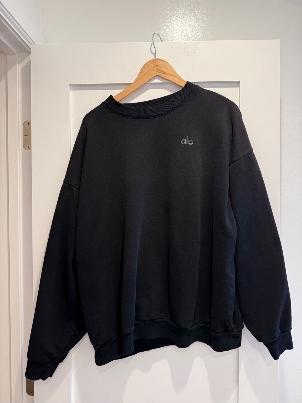 ALO Yoga Black Accolade Crewneck Sweatshirt